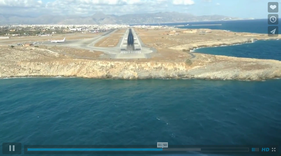 Προσγείωση στο αεροδρόμιο Ηρακλείου με θέα από το πιλοτήριο