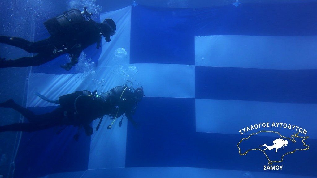 H μεγαλύτερη ελληνική σημαία κάτω από την επιφάνεια της θάλασσας